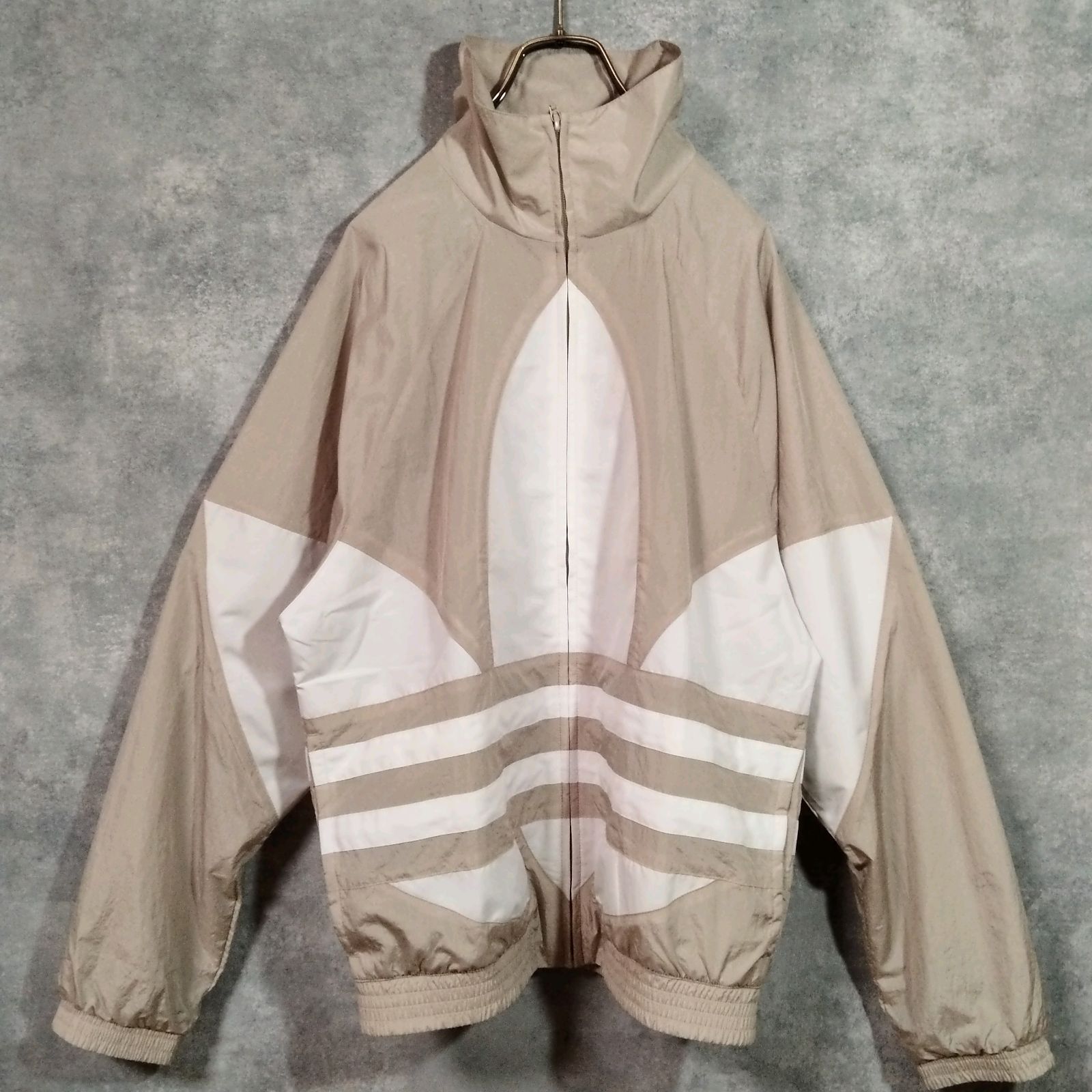 新品　未使用 アディダスオリジナルス ビッグ トレフォイル ナイロンジャケット adidas ビッグトレフォイル ナイロンジャケット