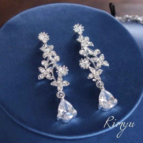 新品❀ジルコニア3点セットウェディングアクセサリー ティアラ&ピアス&ネックレス
