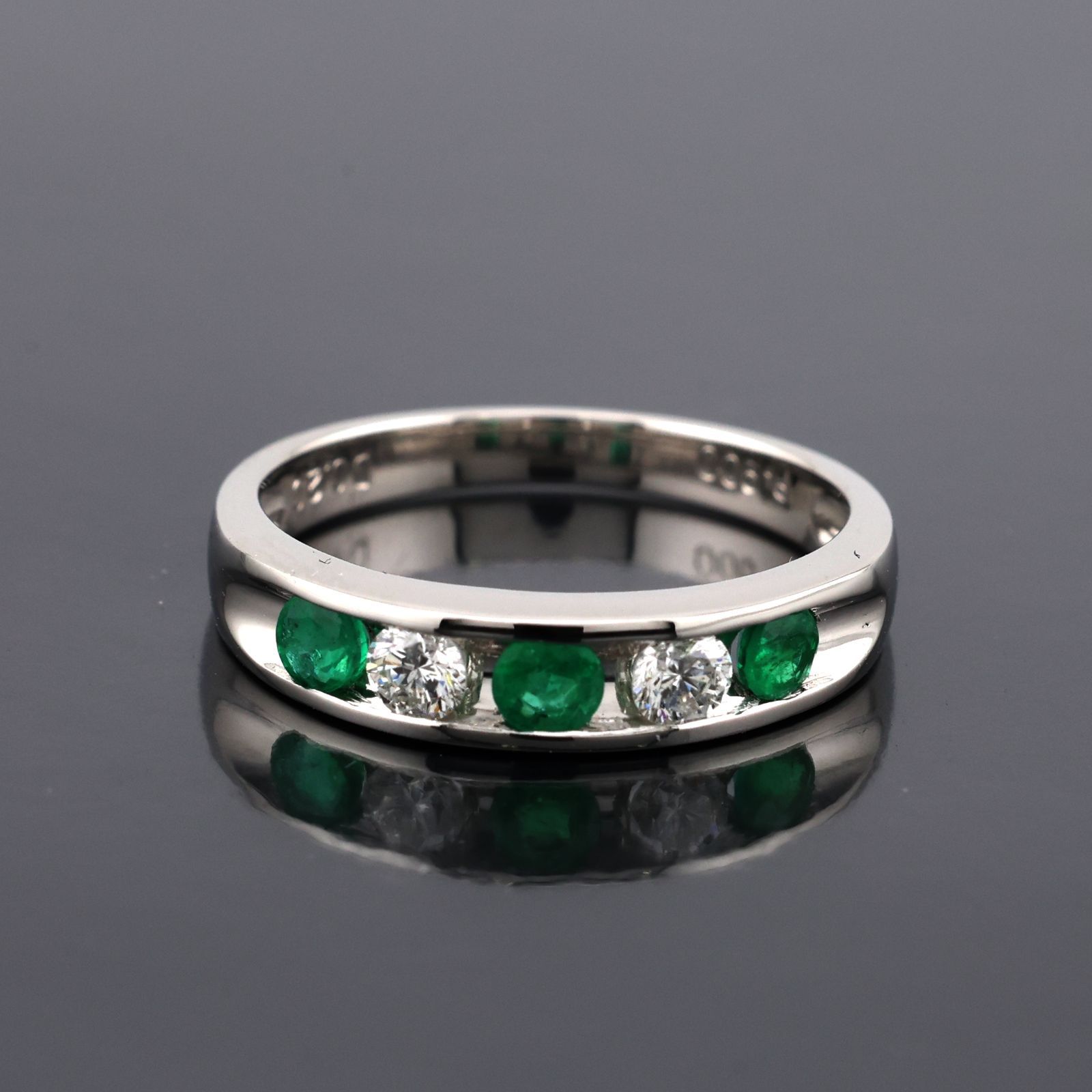 Pt.900プラチナ》 ダイヤモンド 0.20ct ／ エメラルド 『デザイナーズ 