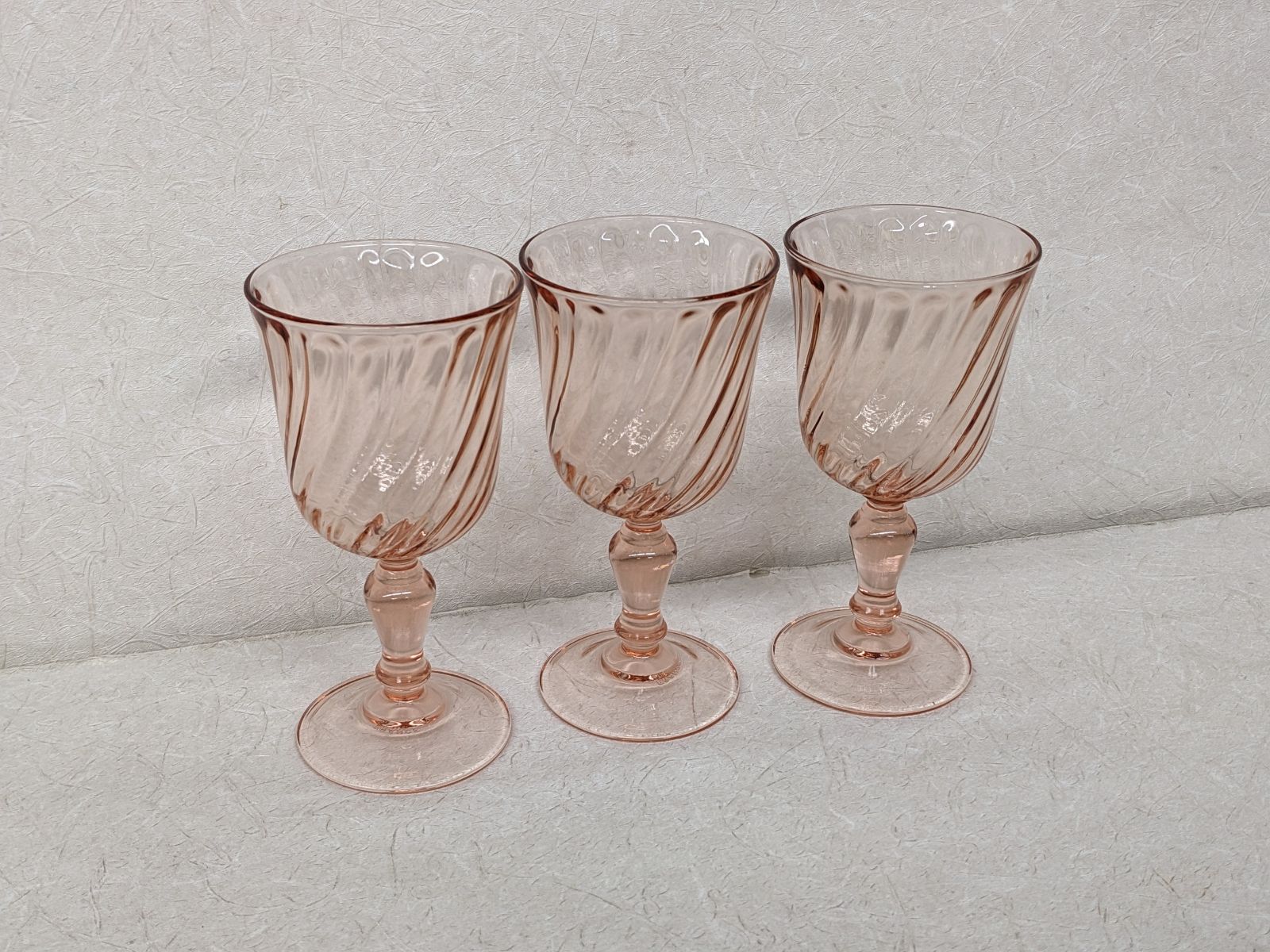 Arcoroc France アルコロック ロザリーヌシリーズ ワイングラス 3客 ピンク スワール ヴィンテージ＊mjj205