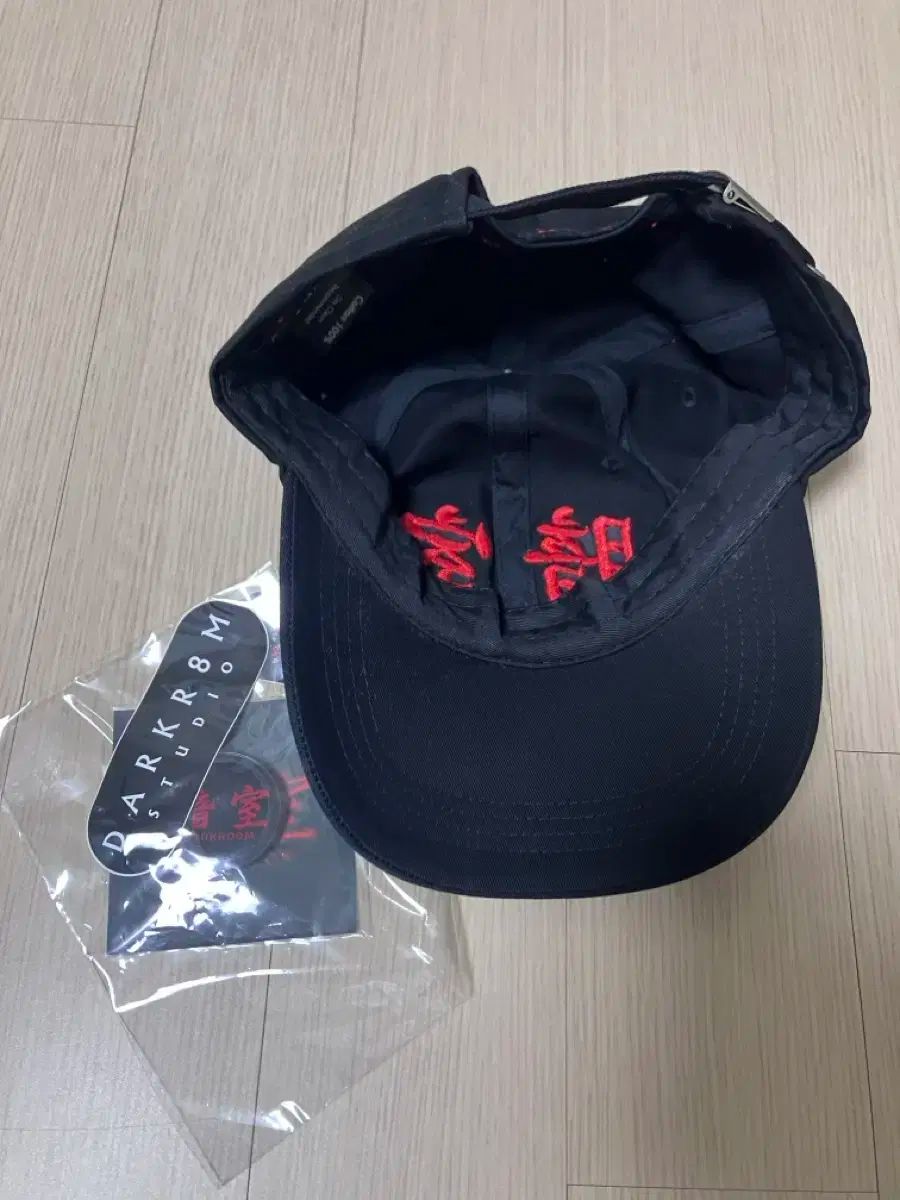 スタジオ 赤いロゴキャップ
