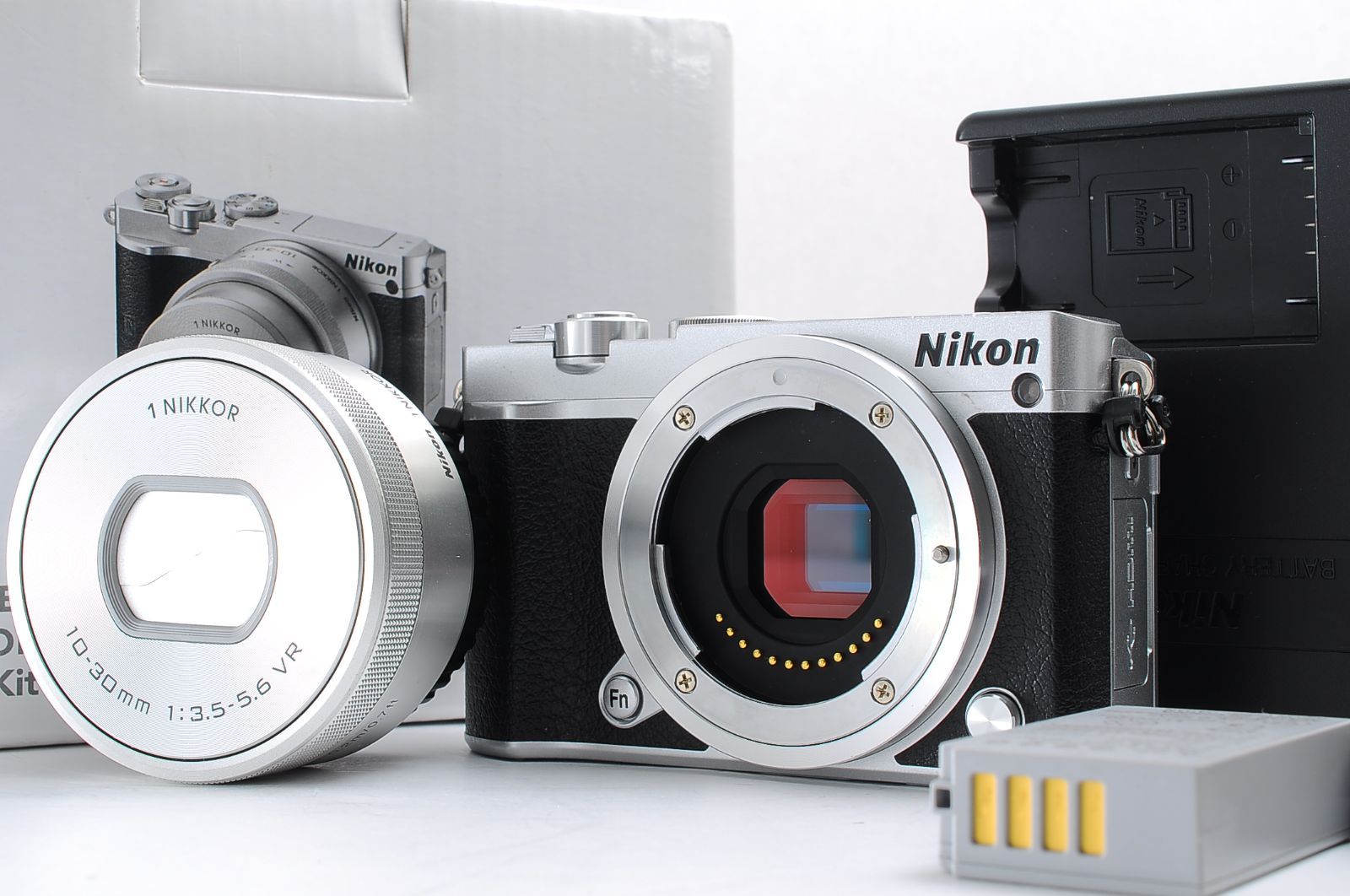 上品 Nikon ニコン 1 J 5 ミラーレス一眼 高速AF＆高画質モデル