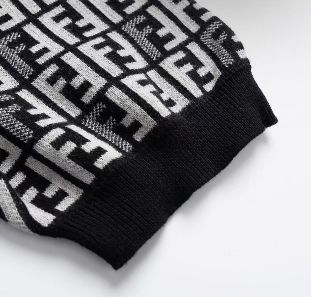 Fendi ロゴパターン 半袖ニット