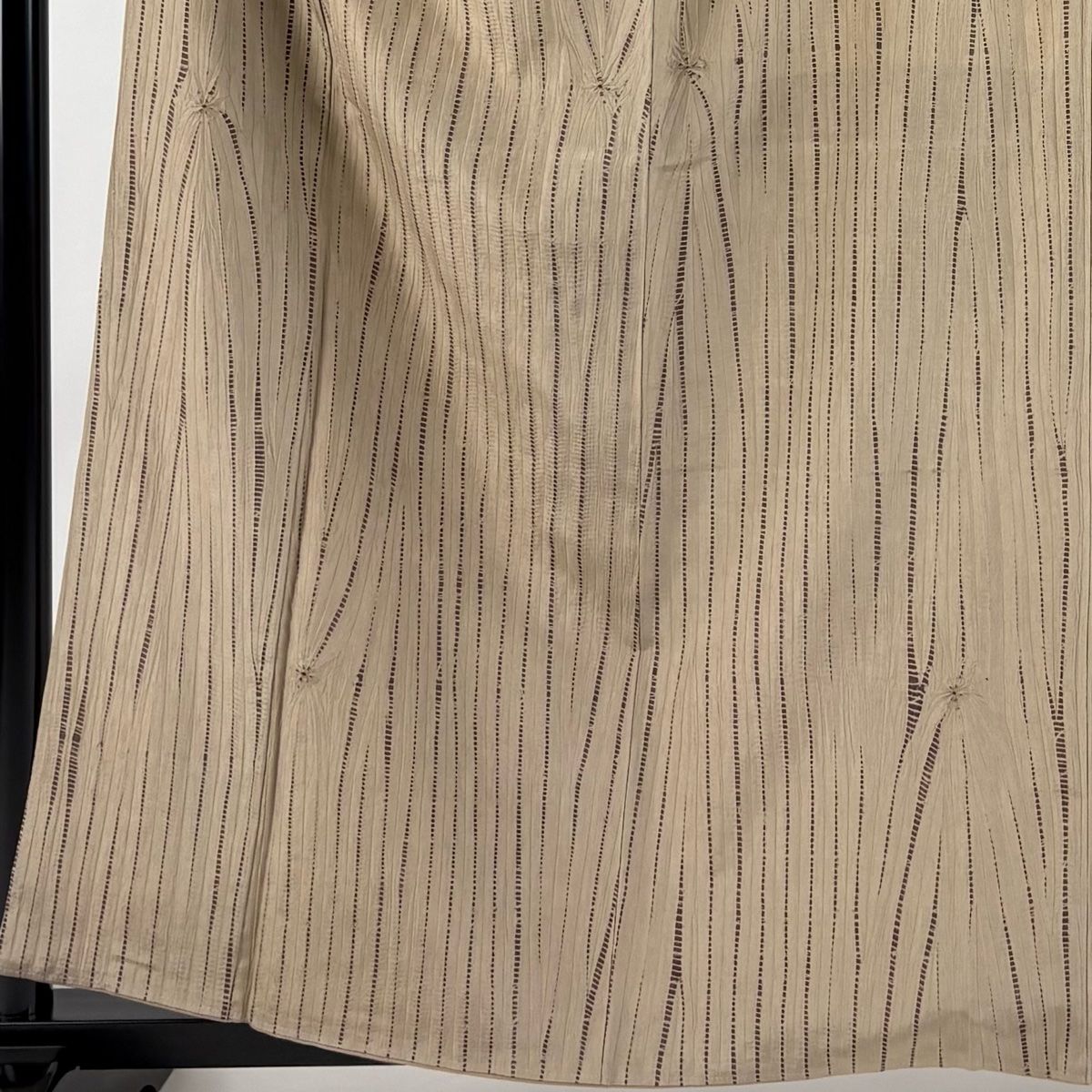 小紋 身丈160.5cm 裄丈63cm S 袷 幾何学模様 絞り 薄茶色 正絹 秀品