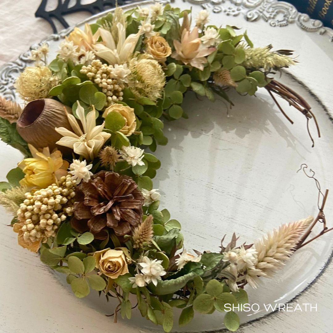 アナベルと白い花の三日月リース - メルカリ