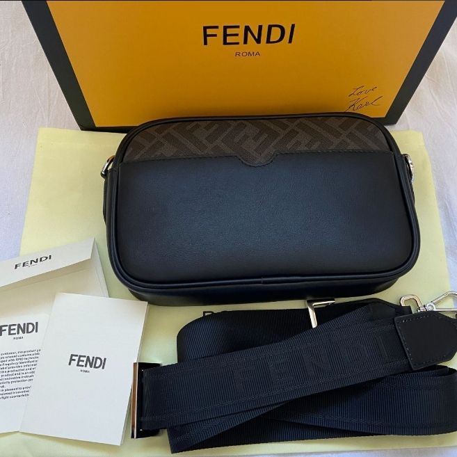 人気SALE正規品【超美品】FENDI　フェンディ　ショルダー/クラッチバッグ　カメラ バッグ