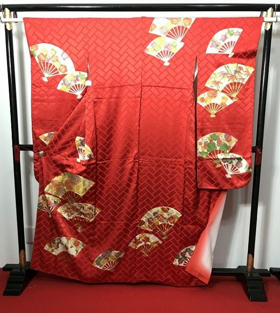 中古】Mサイズ 振袖 正絹 赤地に扇模様 - メルカリ