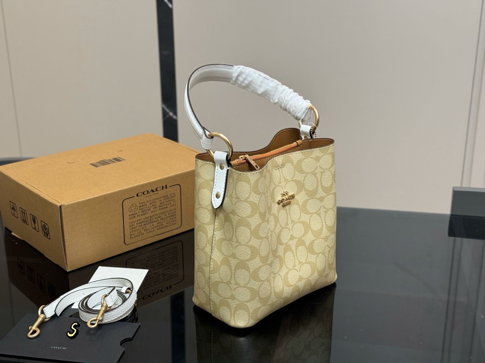 公式】コーチアウトレット | モリー バケット バッグ 22 シグネチャー