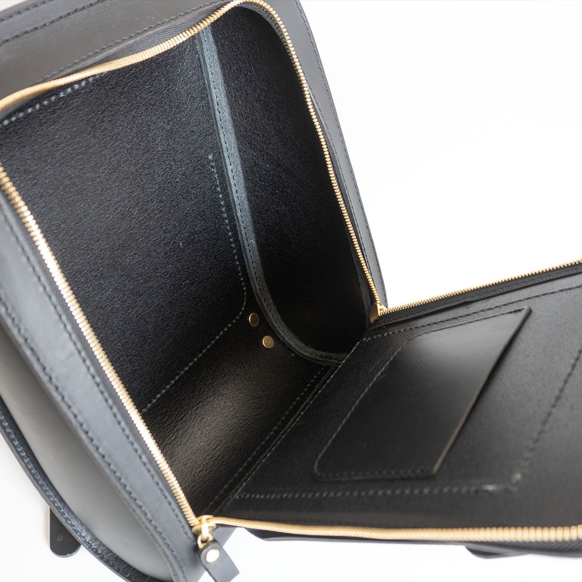 B*1様 ヘルツ　流線型リュック　R-2 流線型リュック(R-2)は厚い革で作りながらも背中のフィット感が