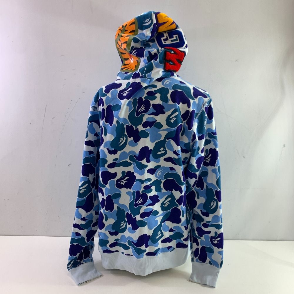 A BATHING APE バックプリント スウェット ダメージ加工 ブルー BAPE® SUMMER BAG | bape.com