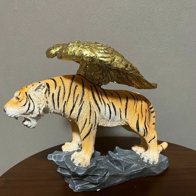 置物　彫刻　虎　美品 虎 置物 オブジェ インテリア 高級品 ゴールドの翼を持つ虎 雑貨