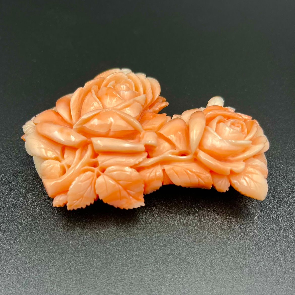 オフィスヴィンテージ 珊瑚　SPM刻印　ブローチ　薔薇　お花　彫刻　アンティーク　骨董　珊瑚　コーラル　透かし彫 コーラル、サンゴ