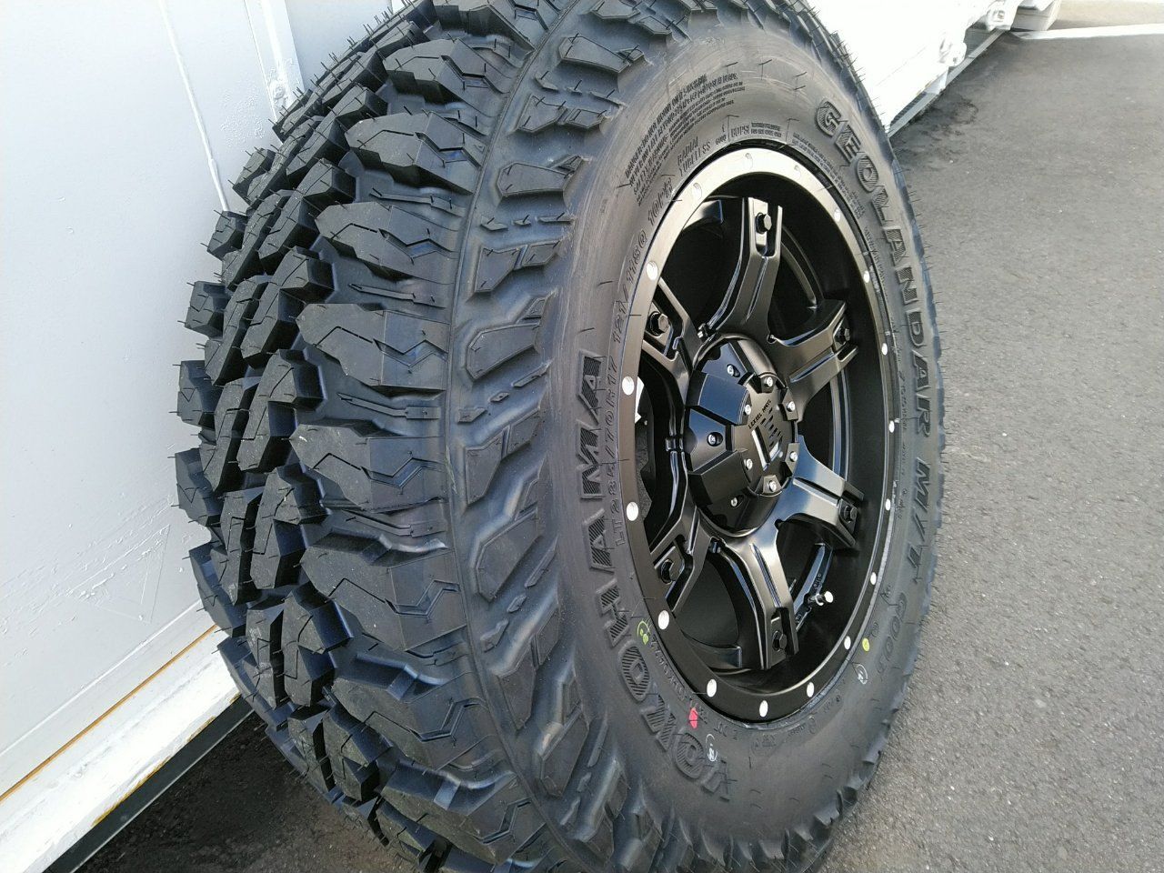 サーフ プラド ハイラックス FJクルーザー タイヤホイールセット ヨコハマ ジオランダー M/T 265/65R17 265/70R17  285/70R17 OutLaw 17インチ 新品4本セット - メルカリ