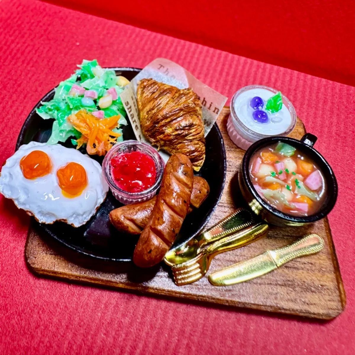 460 クロワッサンモーニングセット️ミニチュアフード　クロワッサン　パン　モーニング　ランチ　ドールハウス　リカちゃん　シルバニア　樹脂粘土　ねんどろいど　ブライス　ミニチュア　フィギュア　フェイクフード