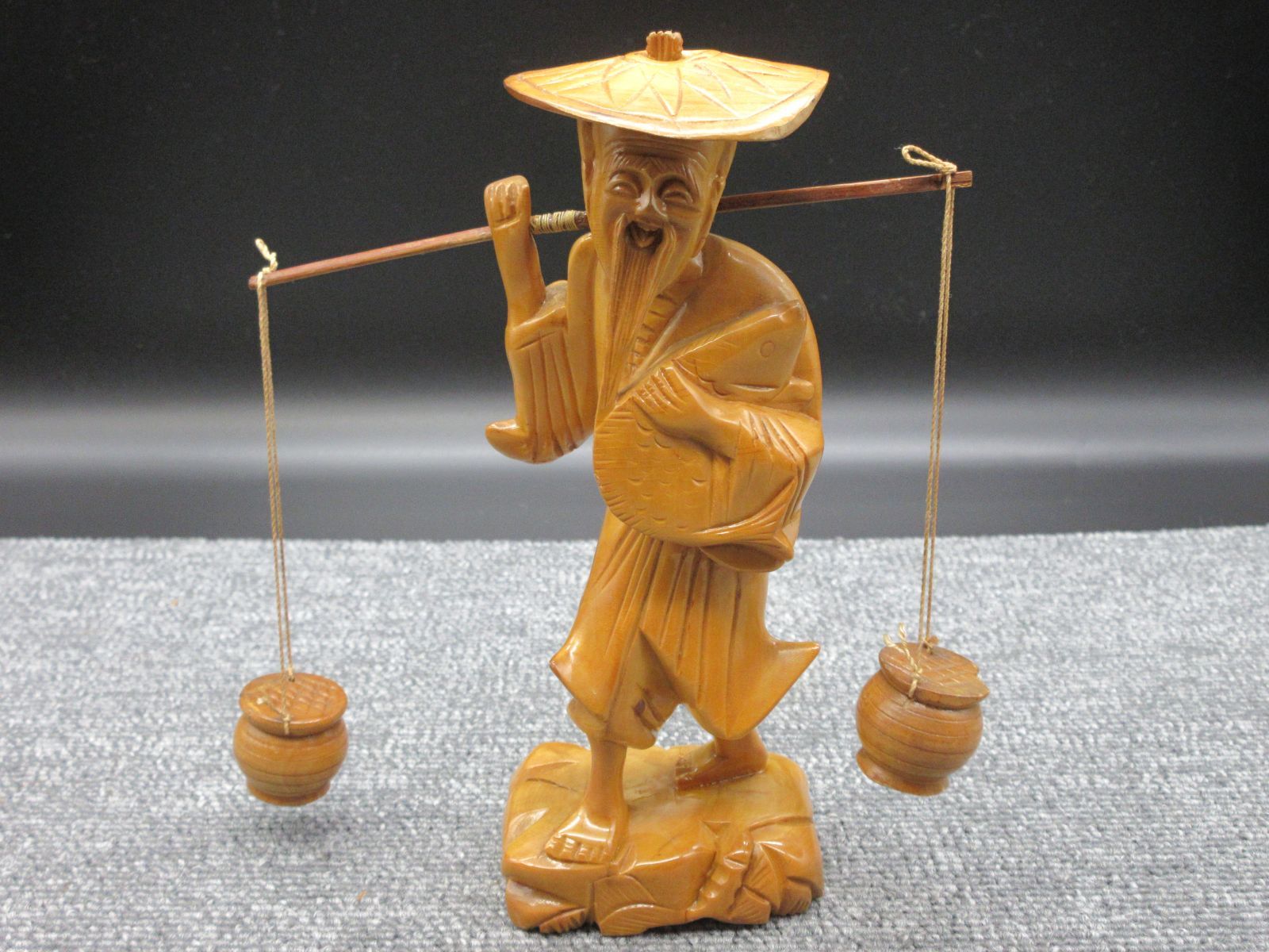 木彫り 天秤棒を担ぐ老人 東南アジア 民芸品 置物 (小) type-A