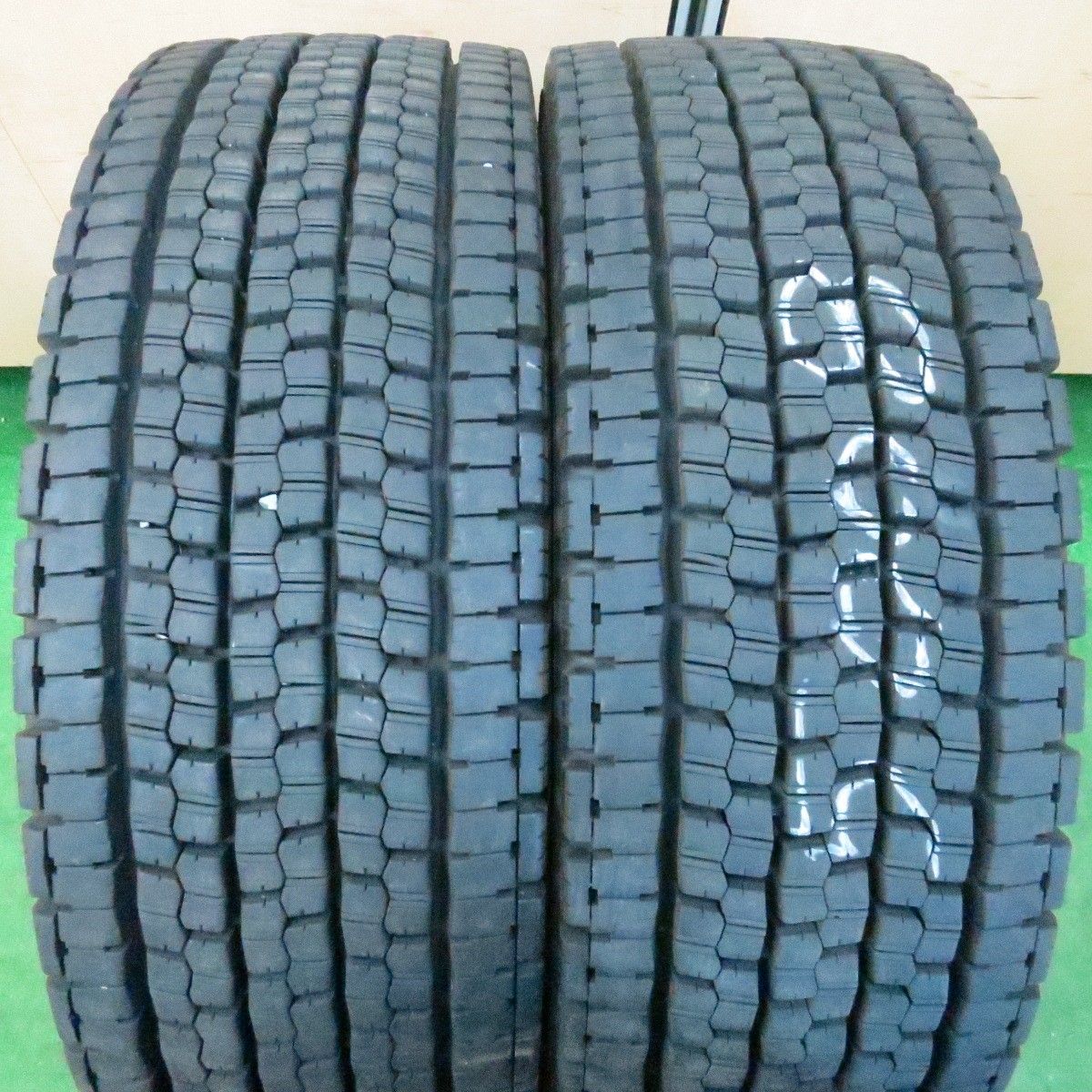 *送料無料* バリ溝！23年！9.5分トラック タイヤ 245/70R19.5 136/134J スタッドレス ブリヂストン W999 19.5インチ4050411ナス