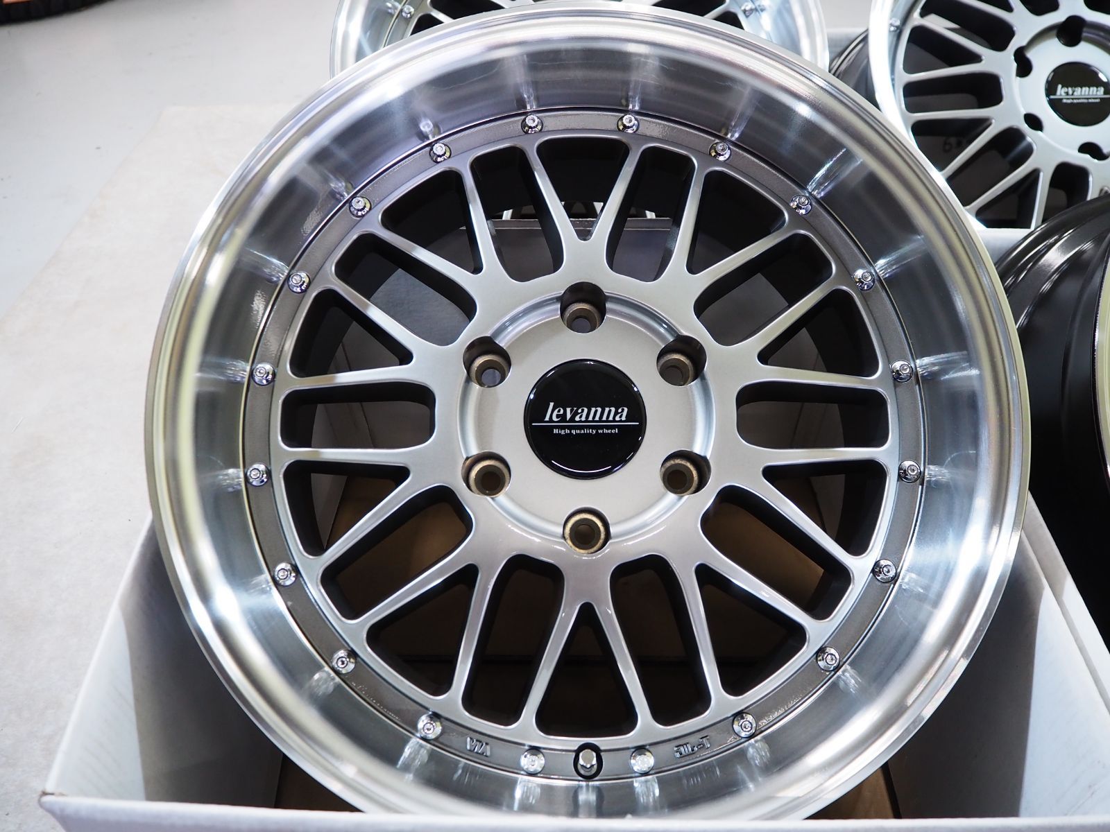 スタッドレス☃️225/55-18 114.3×5 トランパスTX 美品