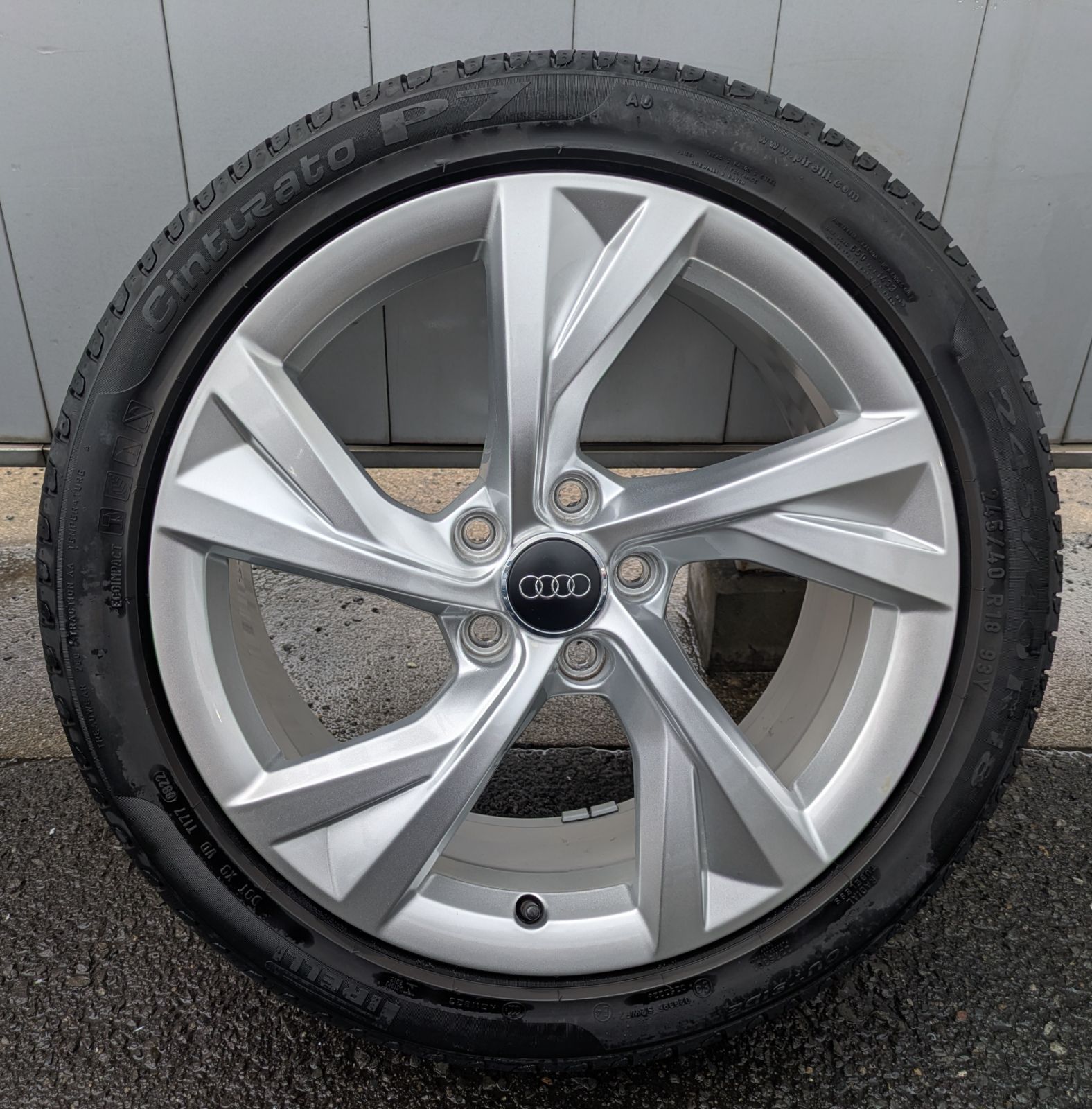 Audi（アウディ）A4（8W系） 中古純正18インチタイヤアルミ