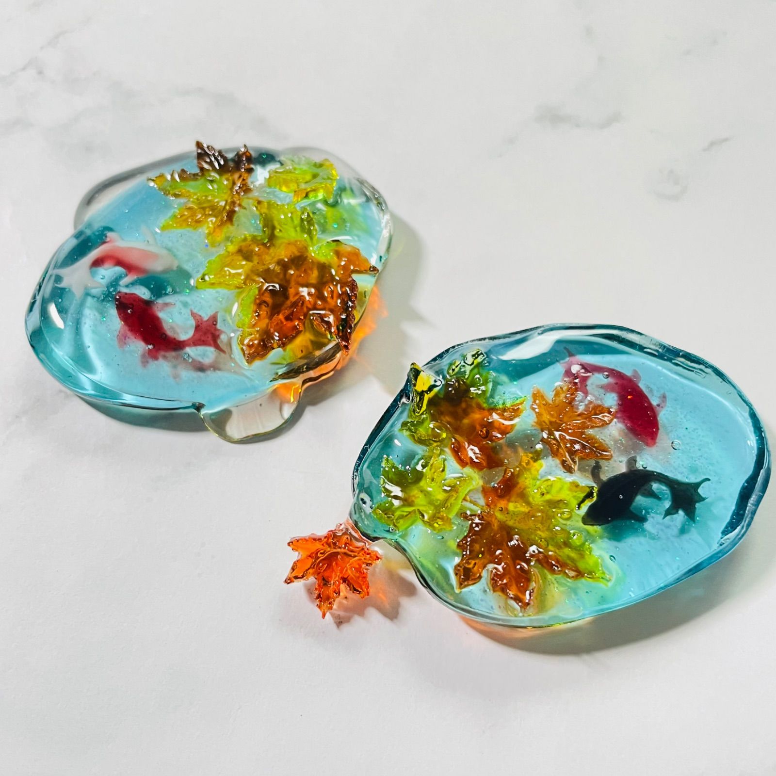 紅葉舞い落ちる金魚が泳ぐ水面 2個セット レジンアート - メルカリ