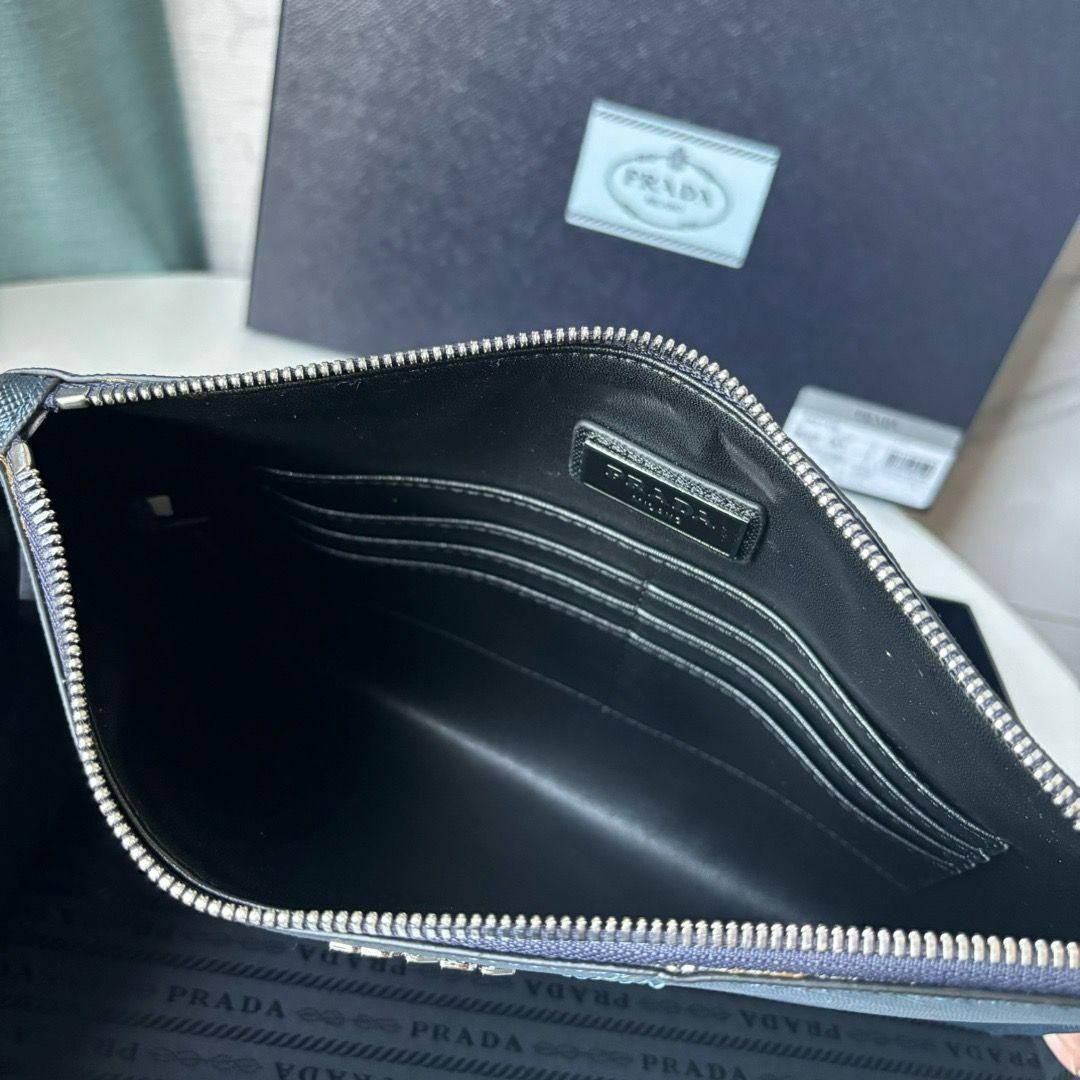 お値下げ⭐︎超美品⭐︎PRADA パープル クラッチバッグ（オマケリングつき） Prada プラダのクラッチバッグ、手触りが滑らか、シンプルな外観