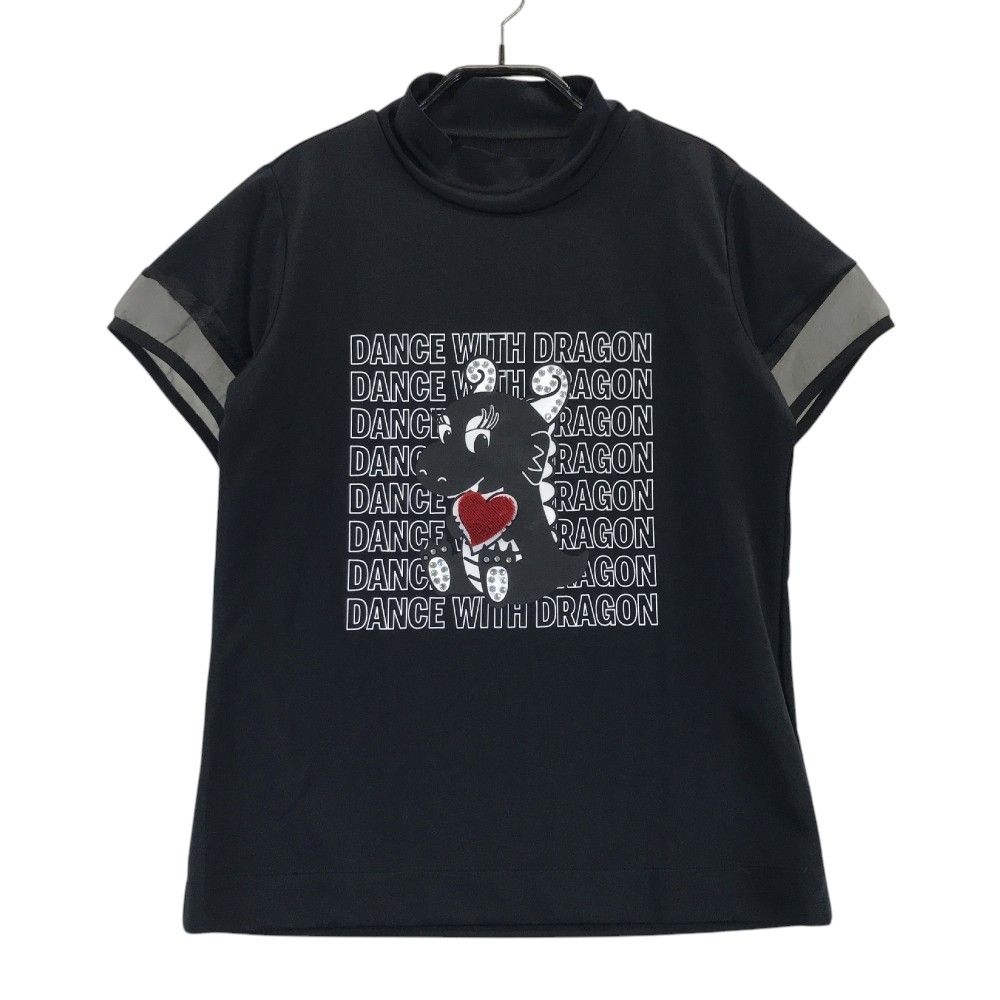 サイズ：2 DANCE WITH DRAGON ダンスウィズドラゴン  ハイネック 半袖Tシャツ チビドラ  ブラック系 [240101418172] ゴルフウェア レディース ストスト サイズ：2 DANCE WITH DRAGON ダンスウィズドラゴン ハイネック