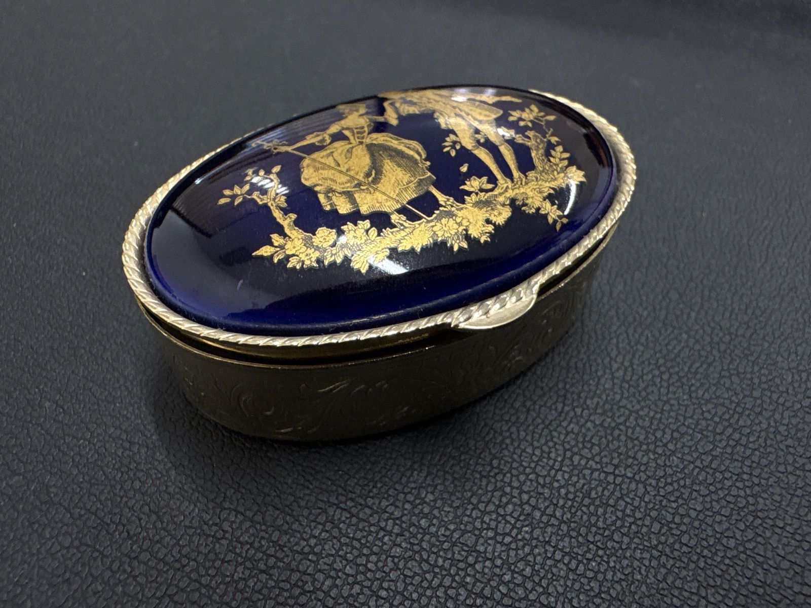リモージュ焼きのピルケースです。 リモージュ ピルケース | AntiqueRose