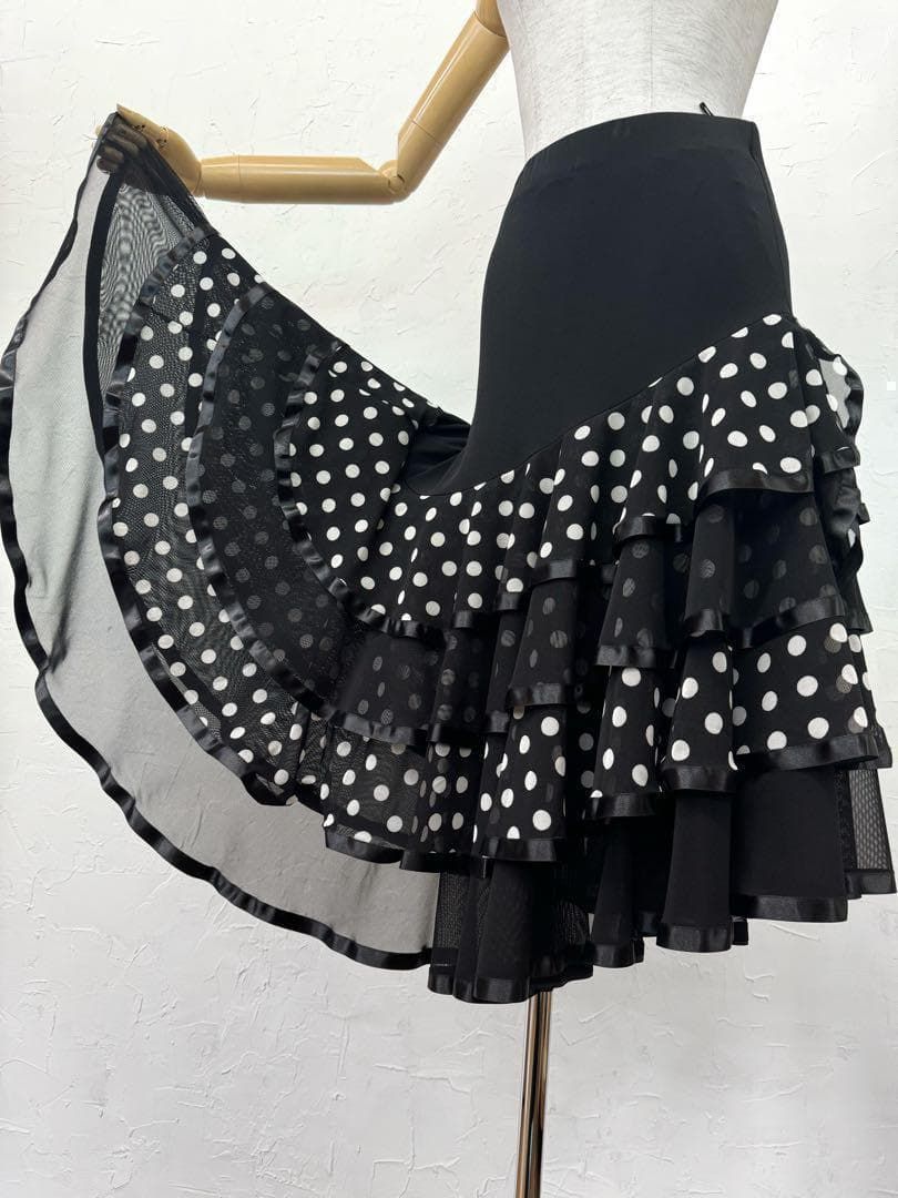 【水玉】新品　段々フリル　裾サテンテープ　ラテンスカート黒白ｍ210 水玉】新品 段々フリル 裾サテンテープ ラテンスカート黒白m210