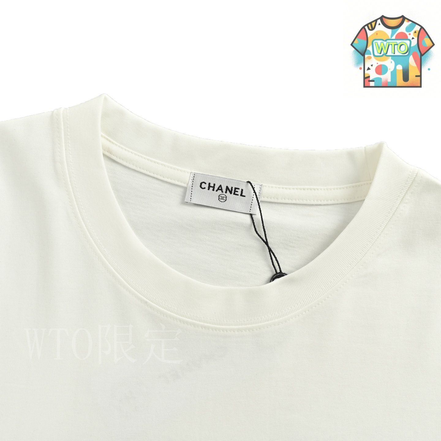 新品✴︎CHANEL✴︎ショート丈Tシャツ 今日特価】Chanel 25ss ネックライン小ラベル刺繍 T シャツ