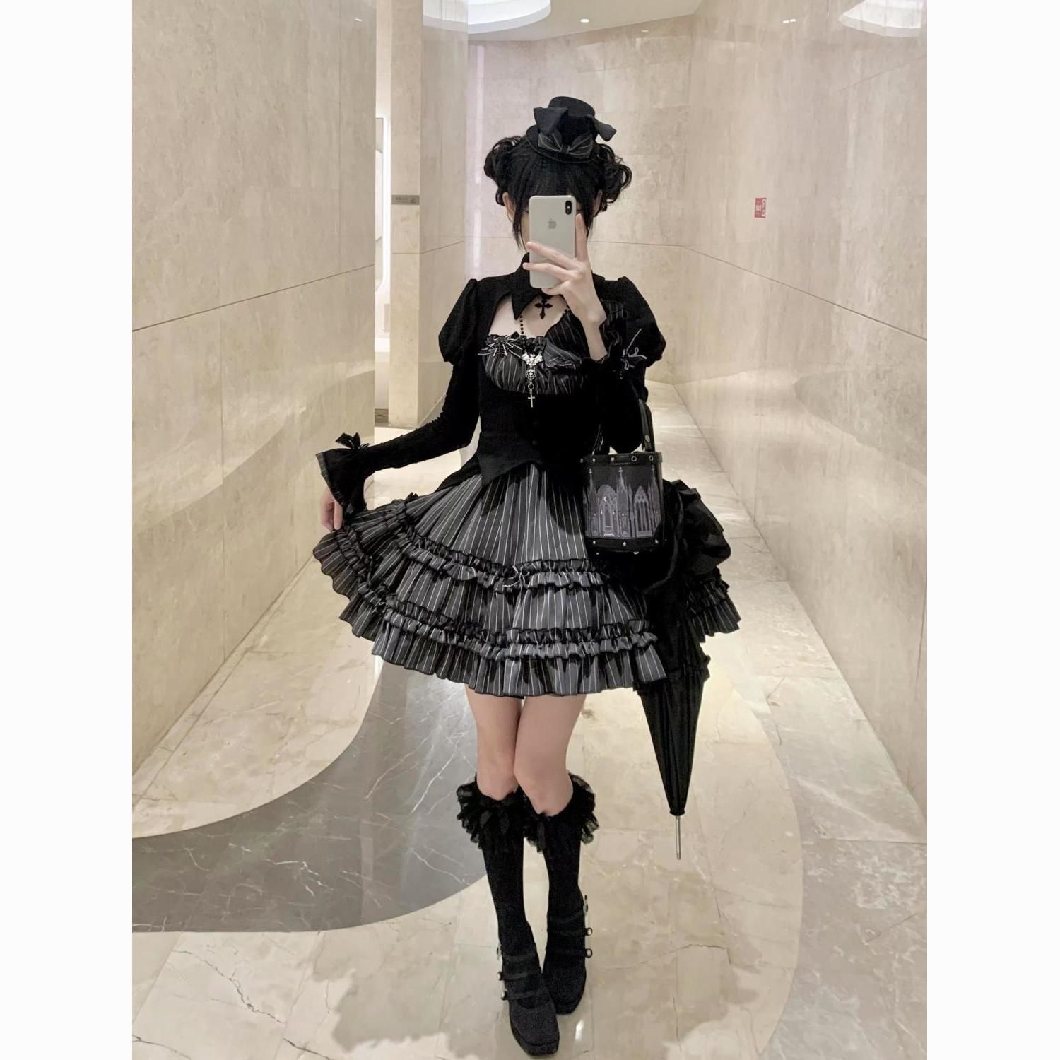 地雷系ダークロリータセットアップ - フェイクレイヤード喇叭袖トップス＆ストライプスカート ハロウィン映えシルエット