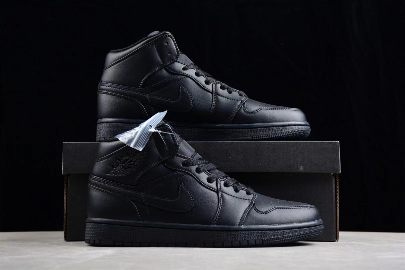 NIKE Air Jordan 1 エアジョーダン mid triple black