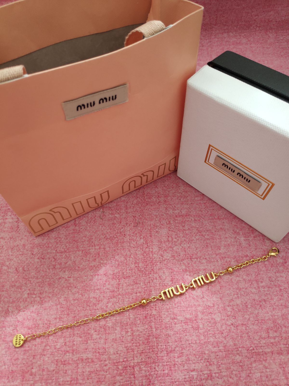 お得品🌸Miumiu・ミュウミュウ　ブレスレット　ロゴメタル ブレスレット　金色　◆レディース♪メンズ◆　超人気美品