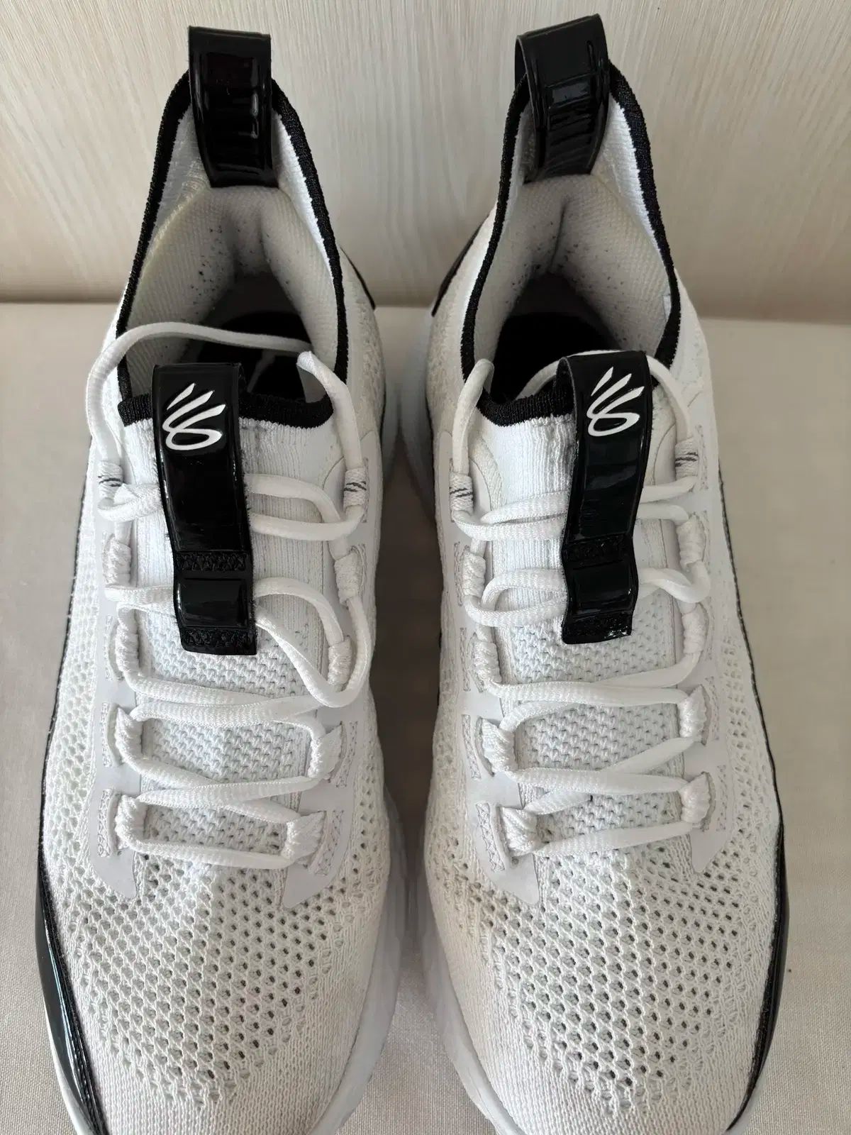 285 アンダーアーマー カリー 8 白黒