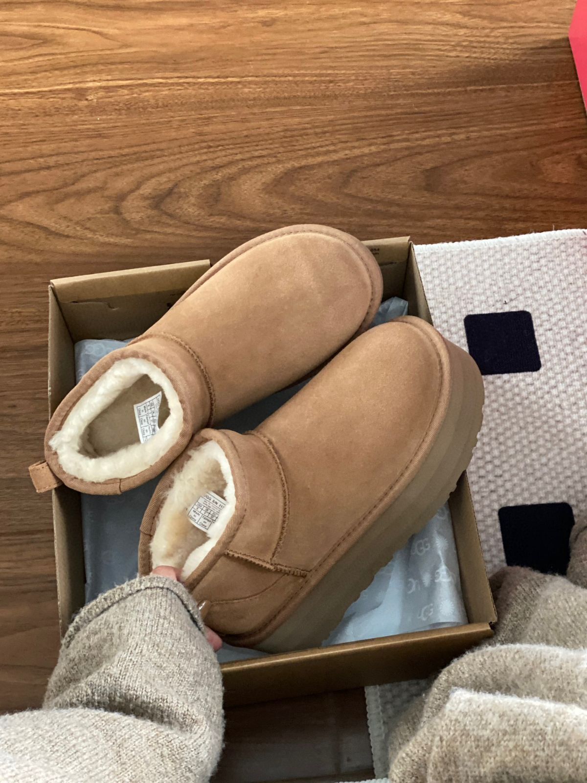 新品 UGG アグ ブーツ クラッシックウルトラ ミニプラットフォーム