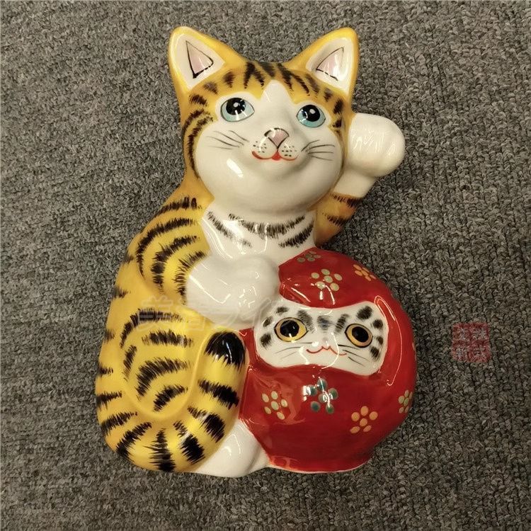 日本の伝統工芸品【九谷焼】 K8-1524 5号達磨招き猫 金彩 布団付 
