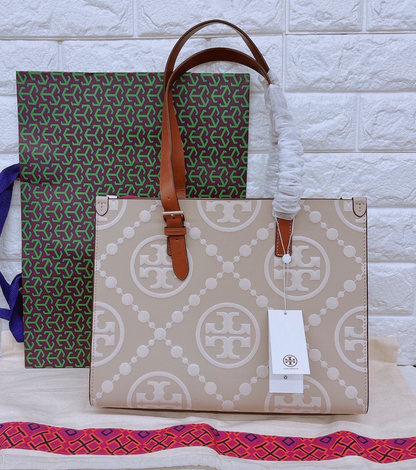 大人気商品！【Tory Burch】Tモノグラム エンボス スモール