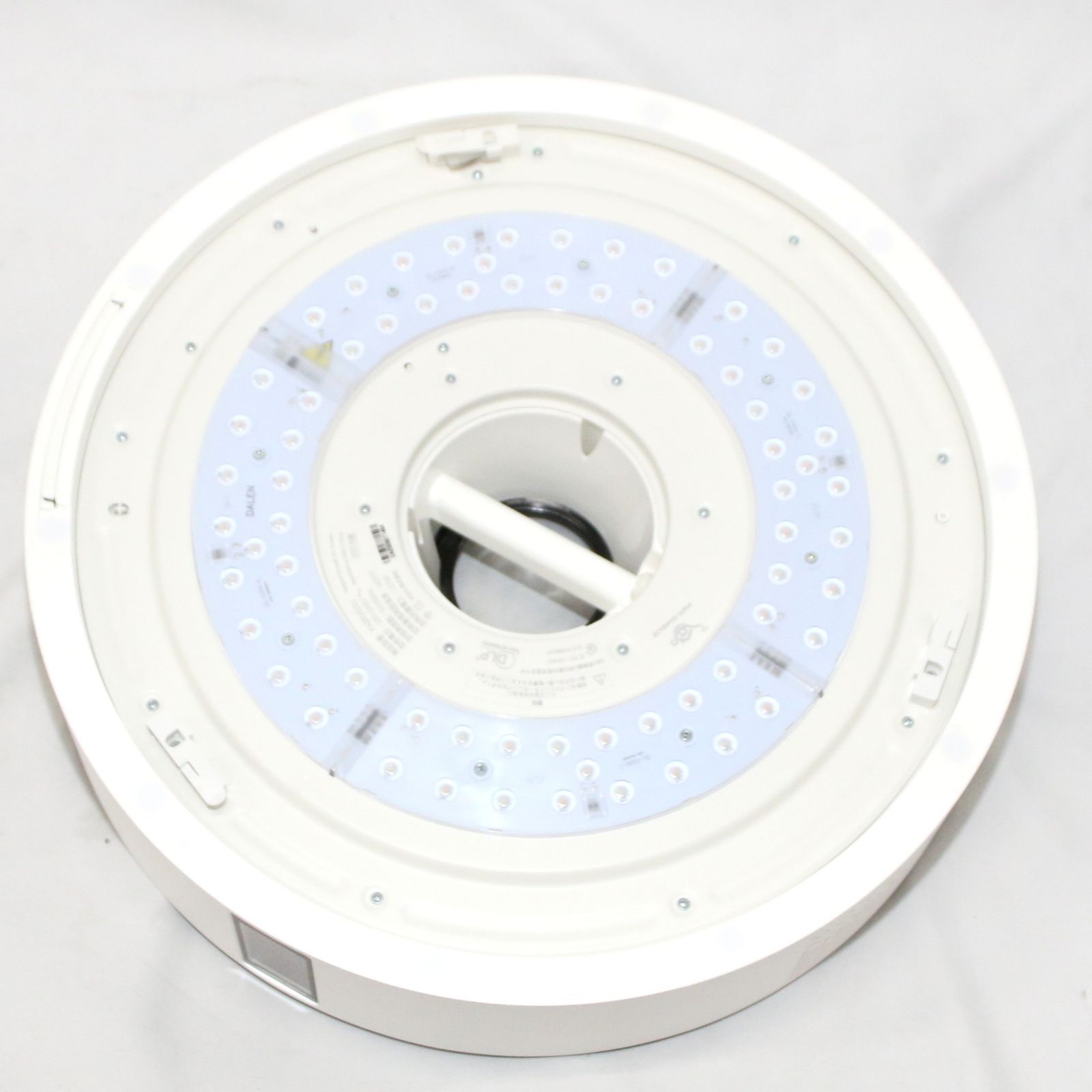 SE 世界初の照明一体型3