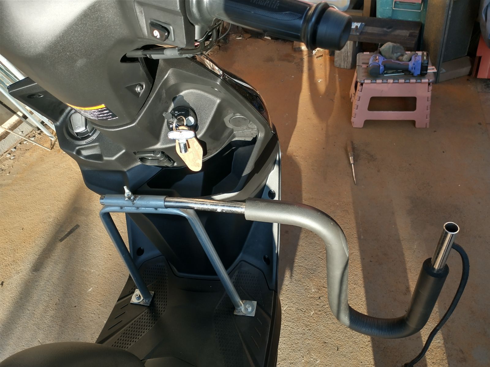 原付スクーター用のサーフボードキャリア