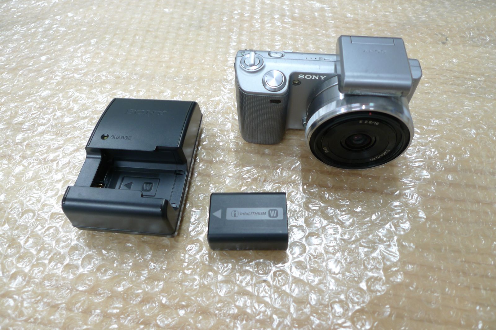 Sony NEX-5 ミラーレスカメラ + E 16mm F2.8 レンズ付属 SONY NEX-5 ミラーレスカメラ 2.8/16レンズ付き SONY α NEX-5 ソニー E