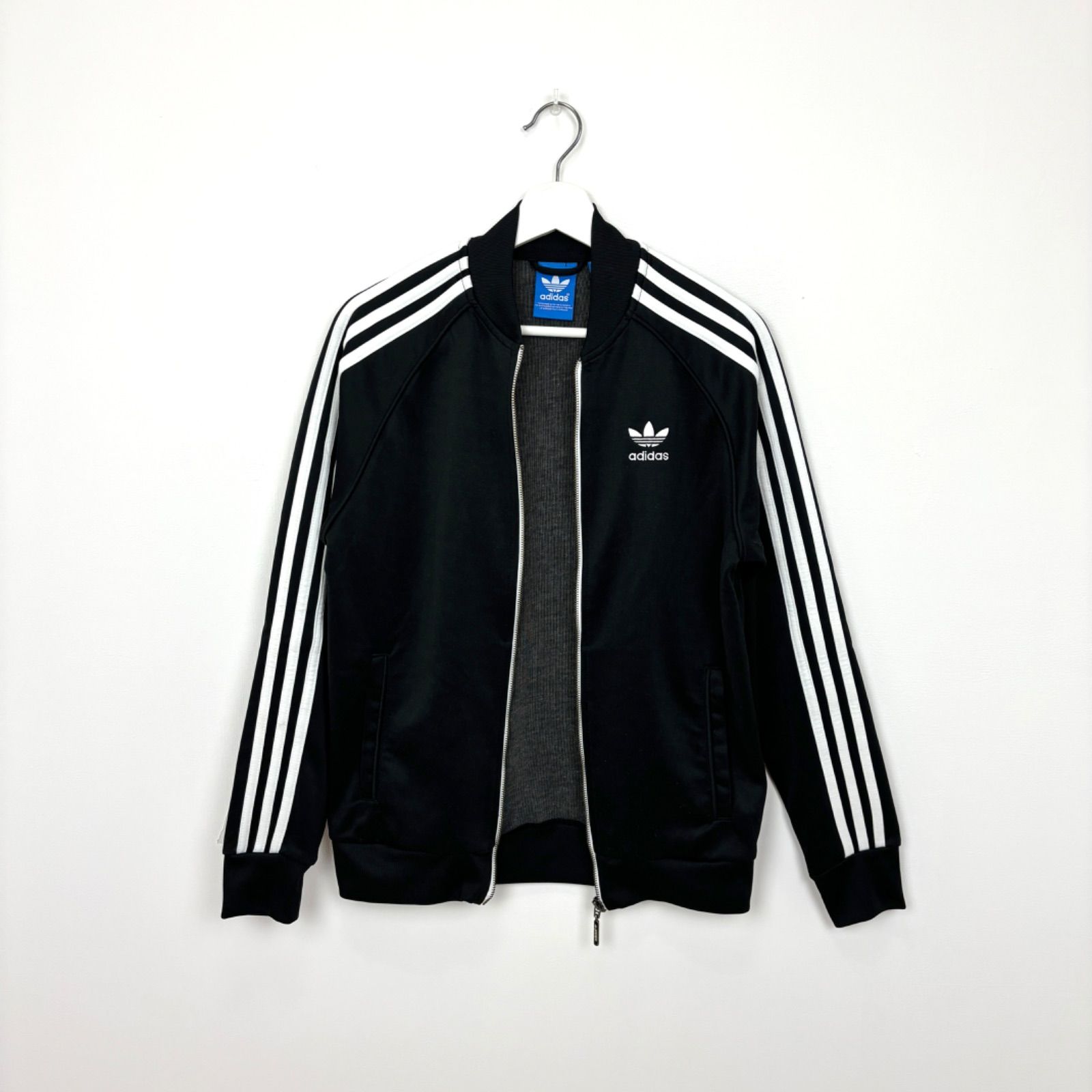 超人気』adidas originals トラックジャケット ロゴ 刺繍 【公式 超人気』adidas originals トラックジャケット ロゴ 刺繍 【公式