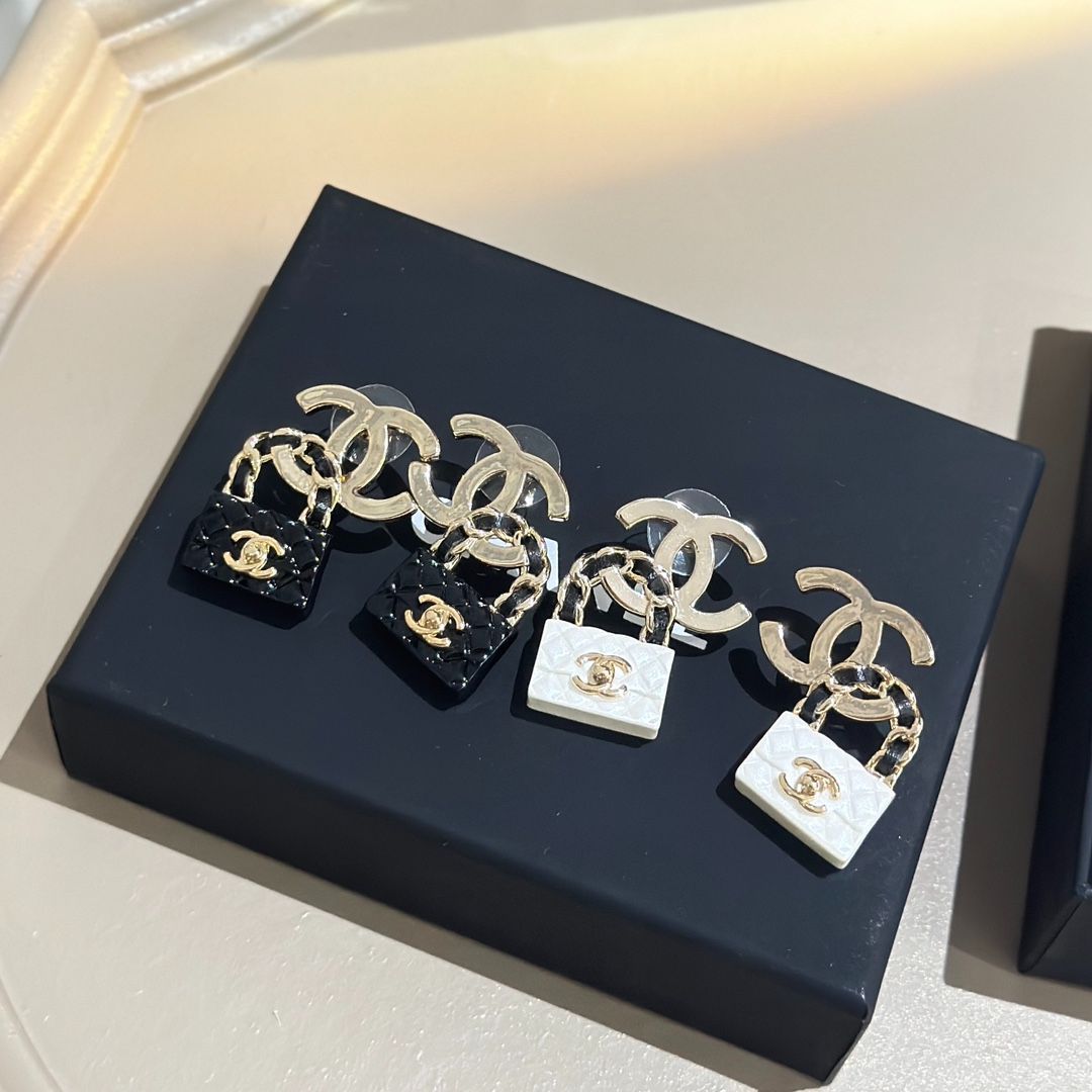 新作 Chanel シャネルピアス ダブルCバッグファッションピアス ホワイト＆ブラック