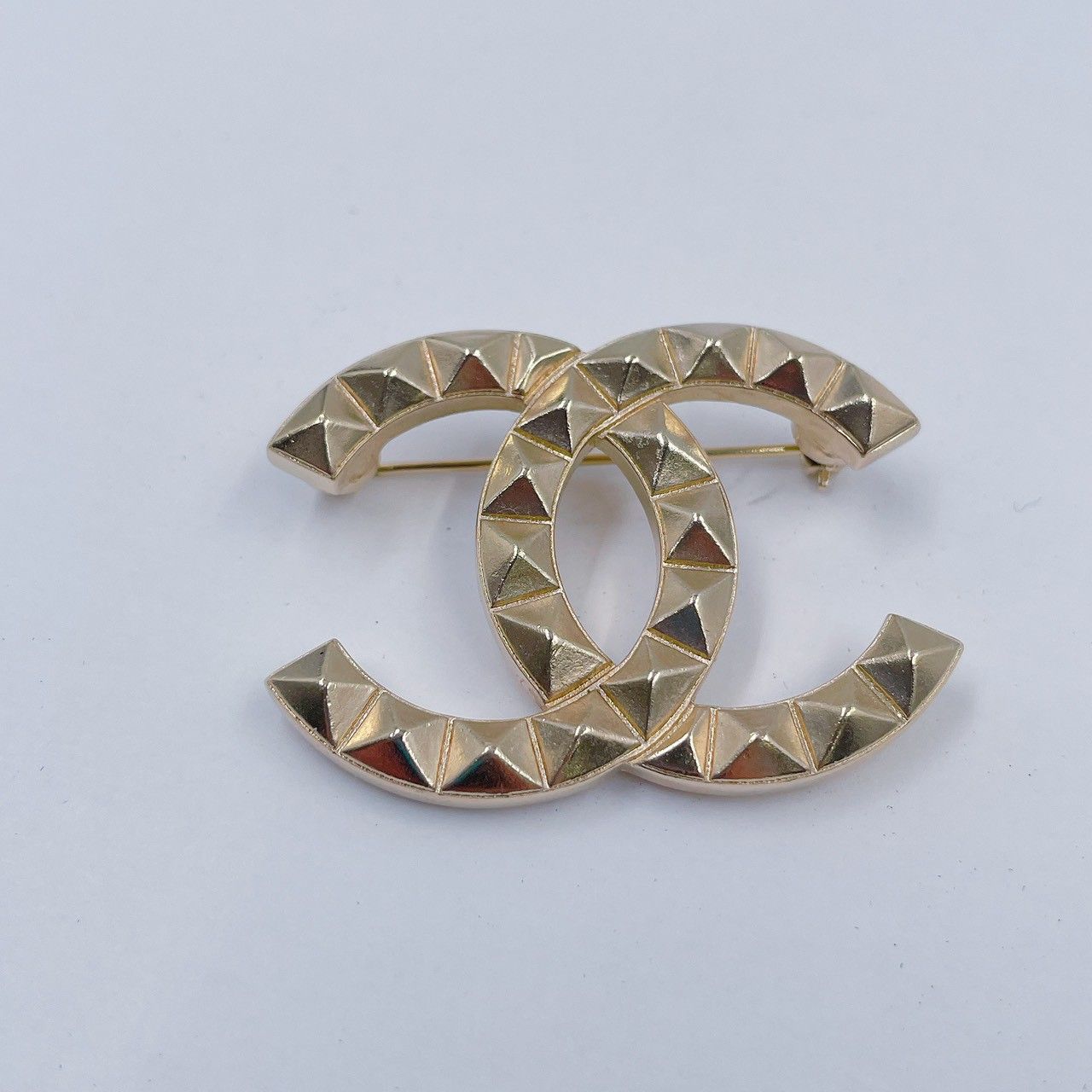 CHANEL シャネル スタッズ バッジ ココマーク スタッズデザイン コスチュームジュエリー A17C ブローチ ユニセックス メタル ゴールド