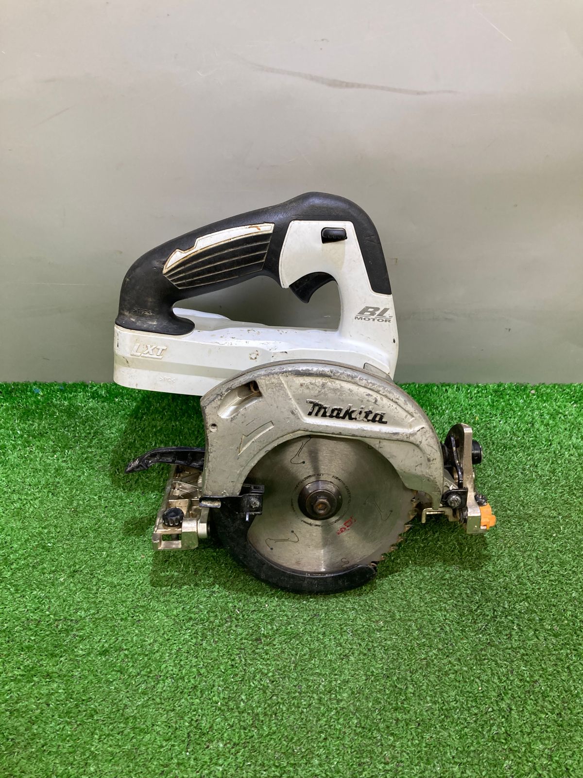 中古品】【0921】☆makita 125mm充電式マルノコ(白) 14.4V HS470DZW