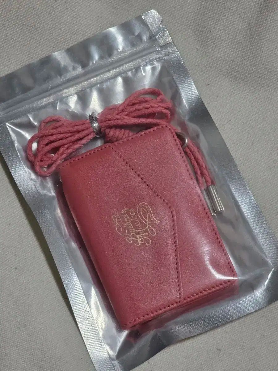XIAジュンスCoconutHOODIE アイボリー Mサイズ新品未使用未開封 WORLD WIDE FAMOUS(ワールドワイドフェイマス) Vネックニット