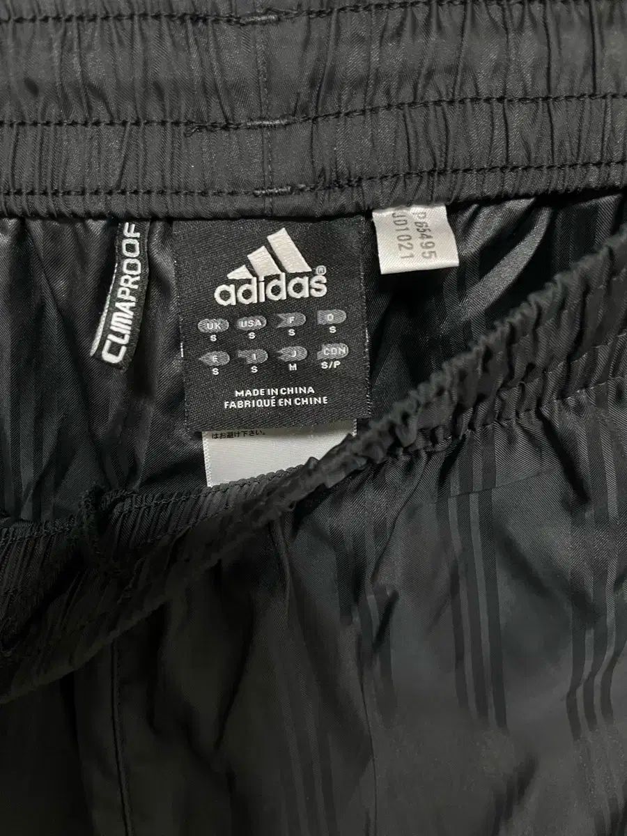 まれ アディダストラックパンツ