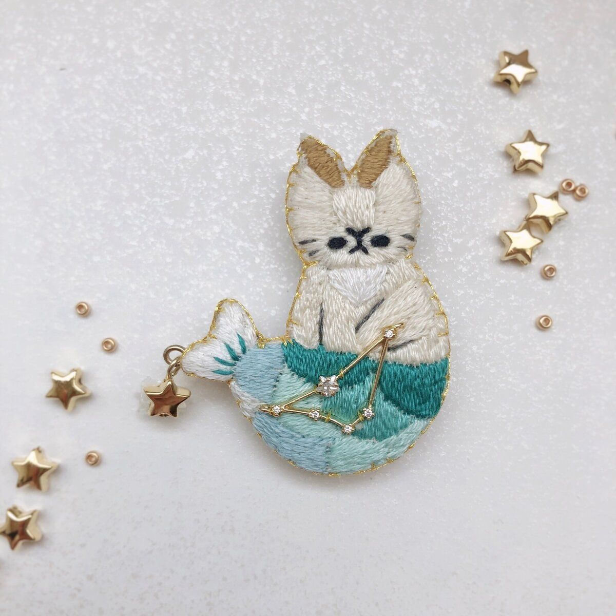 12星座の猫の刺繍ブローチ・てんびん座～うお座 - メルカリ