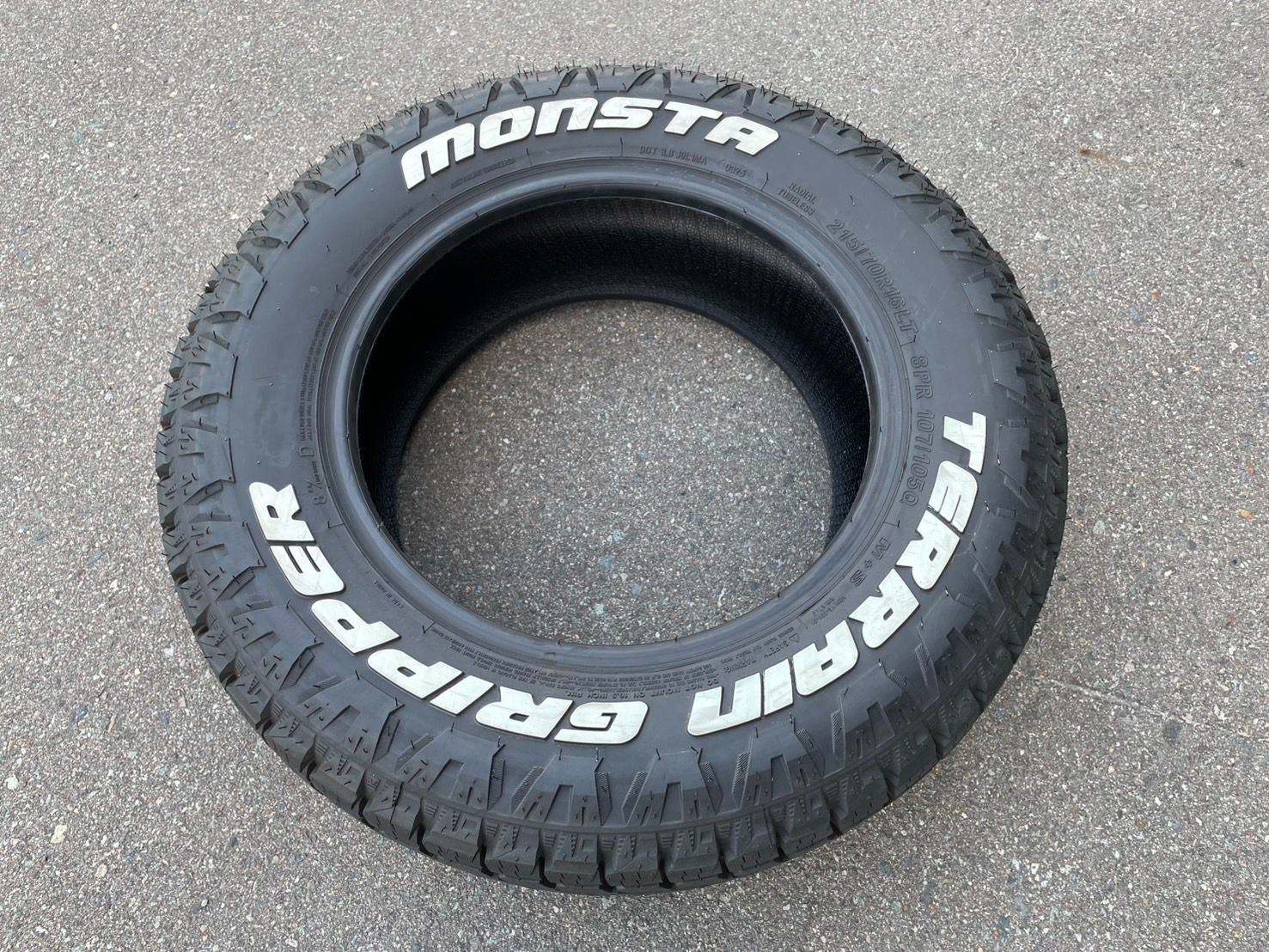2025年製1本のみ】ホワイトレター！MONSTA TERRAIN GRIPPER 215/70R16 