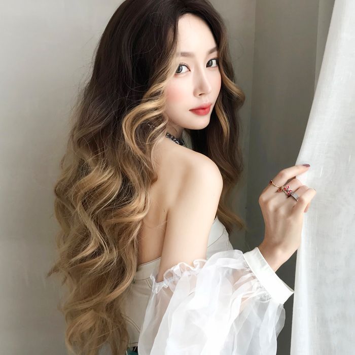 女性