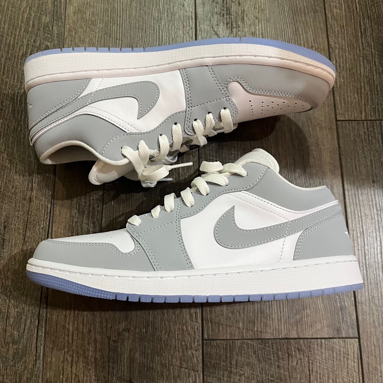 新品 Nike WMNS Air Jordan 1 Low Wolf Grey DC0774-105 ウルフグレー