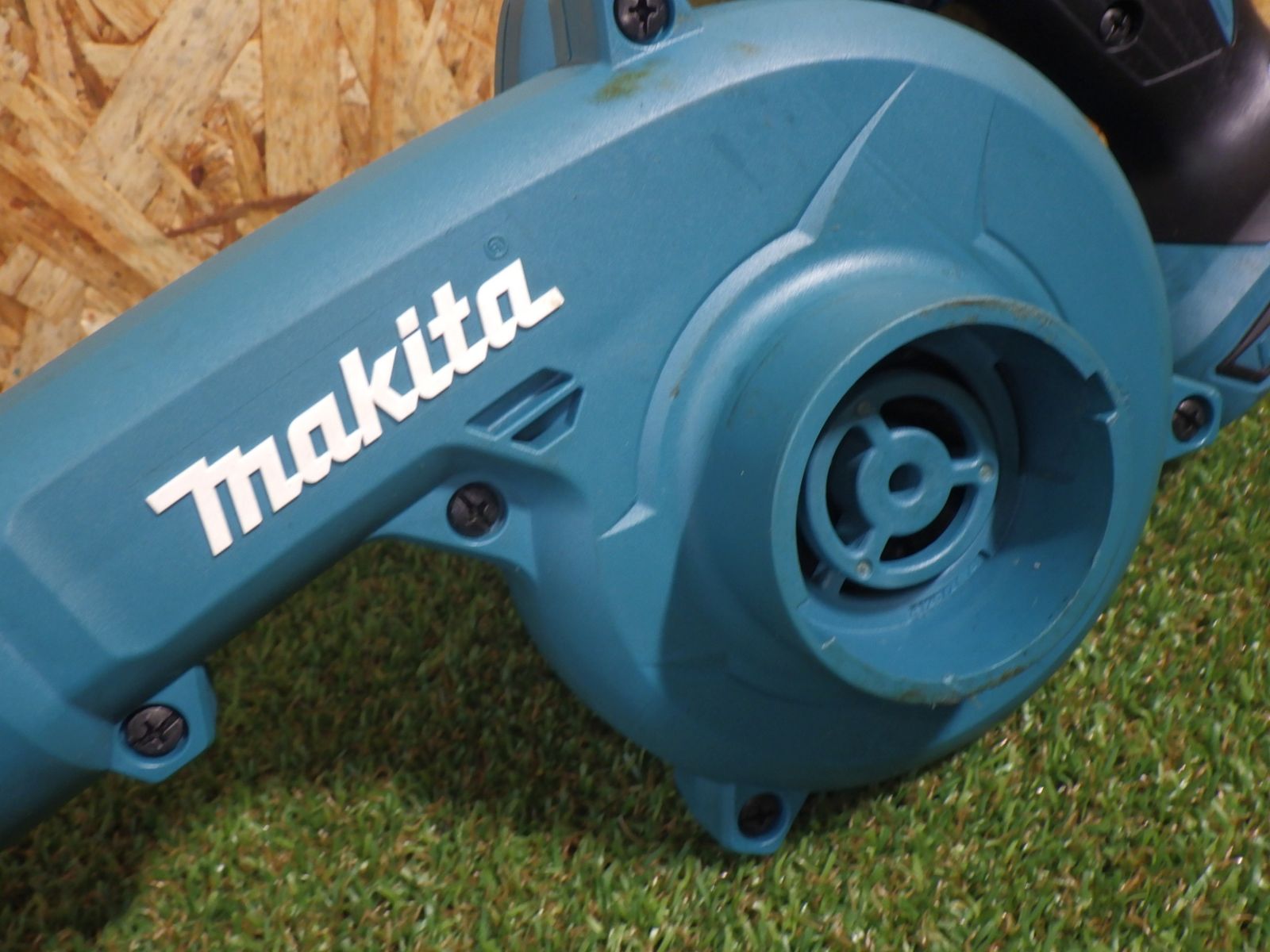 現場作業の清掃などに マキタ 充電式ブロワ UB185D 品