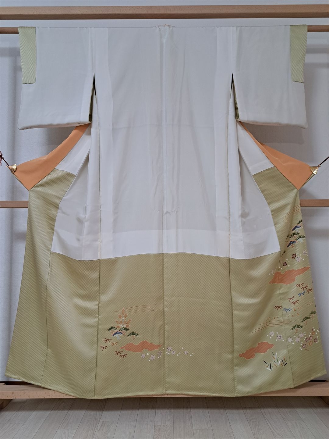 100%本物保証! 色留袖 裄63 丈157 袖47 正絹 袷 作家物 一つ紋 丸に抱き名荷紋 地紋入りベージュ系色地に鶴と松竹梅 め17S03 k2517 D